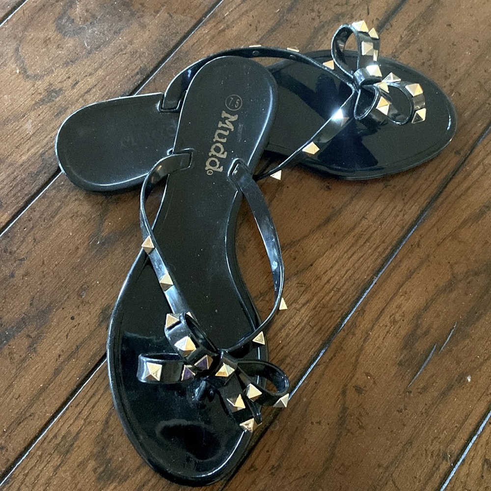 MUDD black and gold sandals